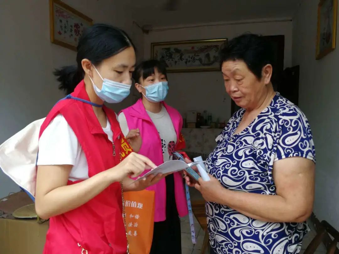 公司党员下沉社区开展志愿服务(图2)