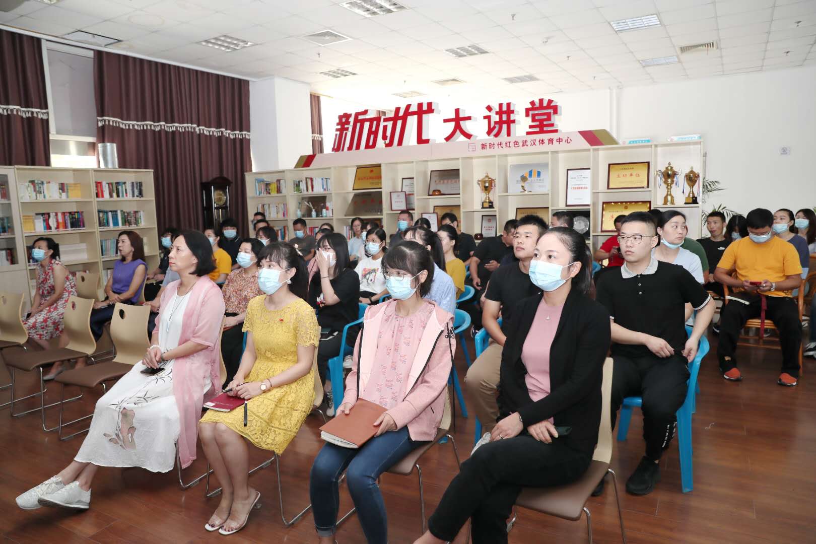公司集中收看全国抗疫表彰大会(图2)