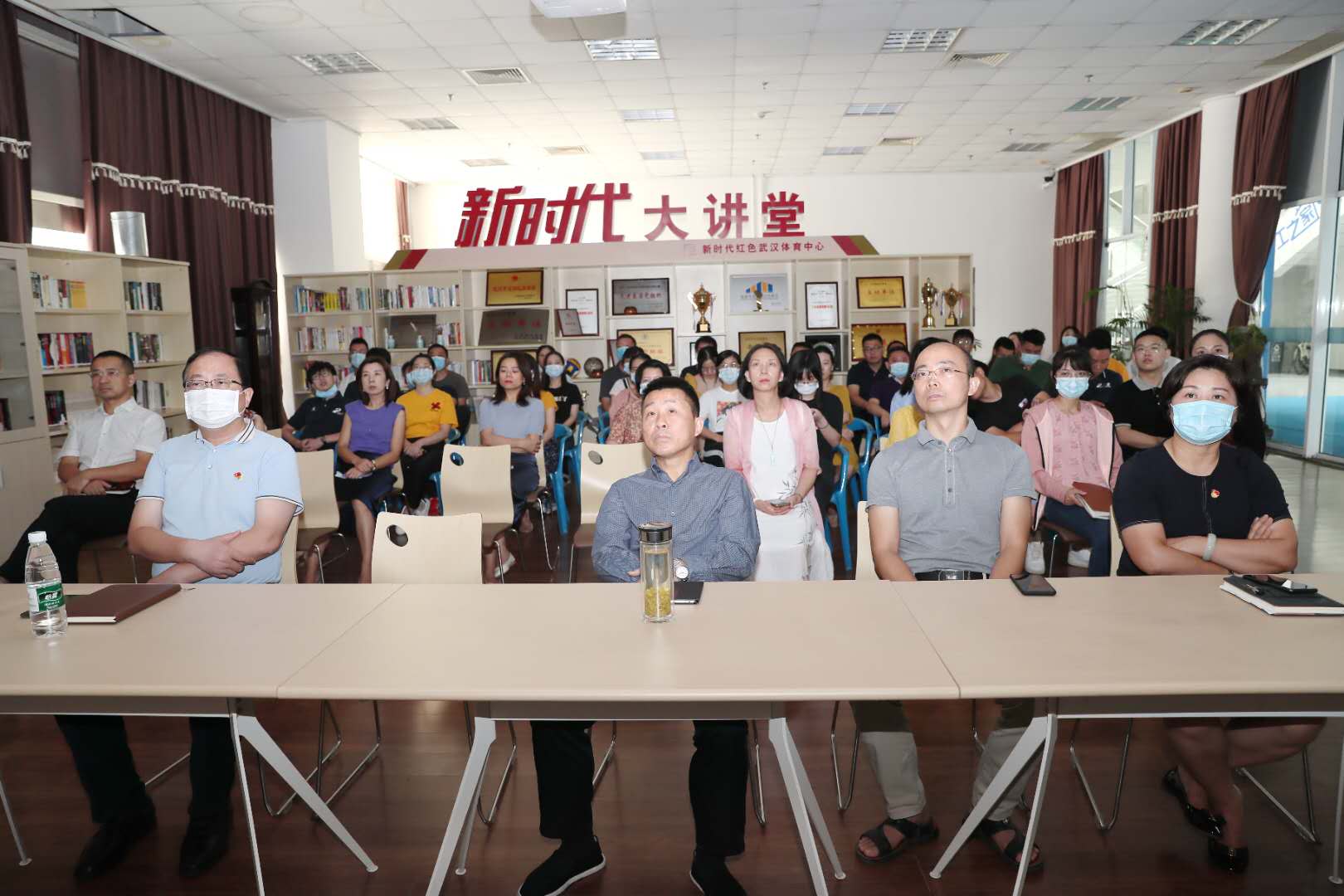 公司集中收看全国抗疫表彰大会(图4)