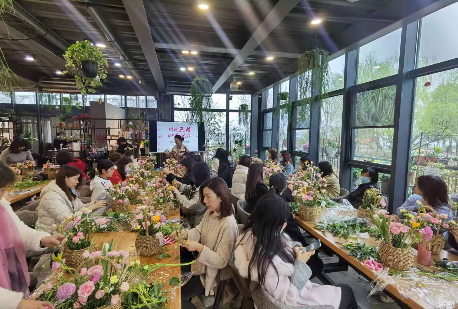 情暖三月 如花绽放 工会三八节花艺活动温情上演(图2)